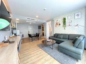 een woonkamer met een bank en een tafel bij Slive Hotel in Surin