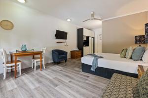 Postel nebo postele na pokoji v ubytování Studio Apartments At TreeTops Port Douglas