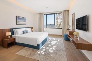 Postel nebo postele na pokoji v ubytování Beach Bay Hotel Mirfa