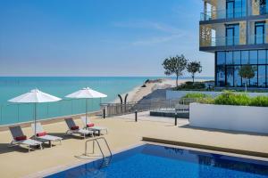 Bazén v ubytování Beach Bay Hotel Mirfa nebo v jeho okolí