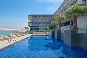 Bazén v ubytování Beach Bay Hotel Mirfa nebo v jeho okolí