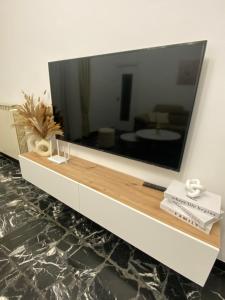 a living room with a large television on a counter at Ca di nonni in Ortovero