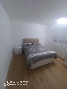 Lovely house for family & group في Wyken: غرفة نوم مع سرير وأرضية خشبية