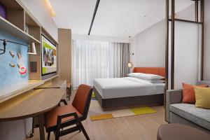 Tempat tidur dalam kamar di Home2 Suite by Hilton Kunming Xishan