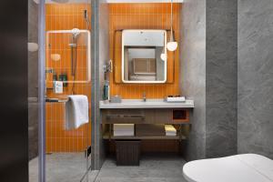 Kamar mandi di Home2 Suite by Hilton Kunming Xishan