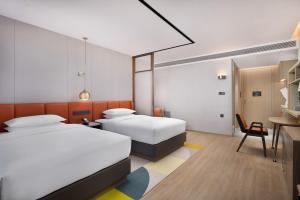 Tempat tidur dalam kamar di Home2 Suite by Hilton Kunming Xishan