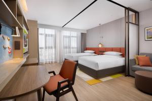 Tempat tidur dalam kamar di Home2 Suite by Hilton Kunming Xishan
