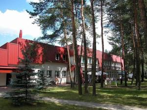 un gran edificio rojo y blanco con techo rojo en Centrum Szkolenia i Rekreacji Krasnobród, en Krasnobród