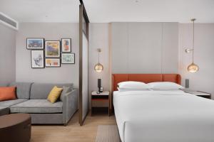 Tempat tidur dalam kamar di Home2 Suite by Hilton Kunming Xishan