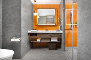Kamar mandi di Home2 Suite by Hilton Kunming Xishan