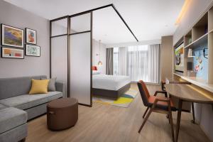 Area tempat duduk di Home2 Suite by Hilton Kunming Xishan