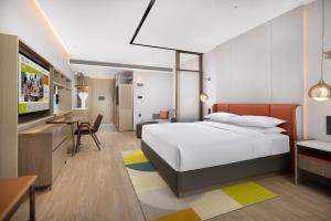 Tempat tidur dalam kamar di Home2 Suite by Hilton Kunming Xishan