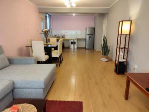 a living room with a couch and a table at Apartamento Limas Airport in Lima
