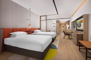 Tempat tidur dalam kamar di Home2 Suite by Hilton Kunming Xishan