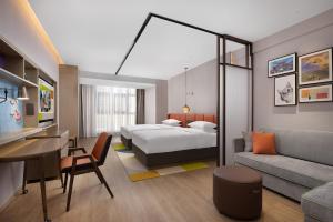 Tempat tidur dalam kamar di Home2 Suite by Hilton Kunming Xishan
