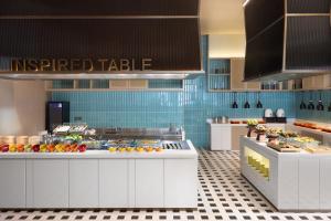 Makanan di atau di tempat lain dekat hotel