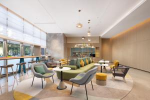 Area tempat duduk di Home2 Suite by Hilton Kunming Xishan