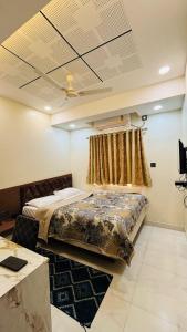 een slaapkamer met een bed en een plafond bij Hotel Vivaanta in Dhanbad