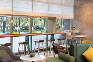 Area tempat duduk di Home2 Suite by Hilton Kunming Xishan