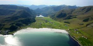 una vista aérea de una playa y un cuerpo de agua en Thon Partner Hotel Måløy, en Måløy
