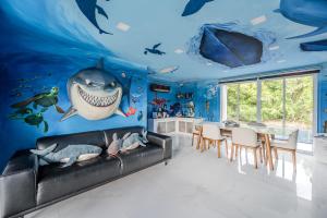 Χώρος καθιστικού στο Shark House - Pool Villa RB13