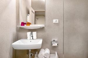 a bathroom with a sink and a mirror at Alter Fausthof in Fie allo Sciliar +55 photos