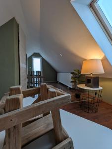 un soggiorno con un divano e un tavolo di Maisonettewohnung am Badesee bei Kassel a Weimar