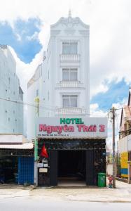 Un edificio con un cartel de hotel Niuzuthanthan. en Nguyên Thái II, en Ho Chi Minh