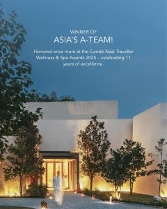 デヘラードゥーンにあるSix Senses Vana - A Wellness Retreatのアジア人のためのポスターを もう一度、旅行者の方々に紹介しました