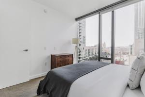 Postel nebo postele na pokoji v ubytování Blueground Rincon Hill pool wd nr Salesforce SFO-1803 + 45 fotografií