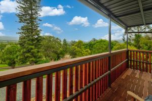 The Archer Retreat في Villeneuve: بلكونة منزل مطلة على اشجار