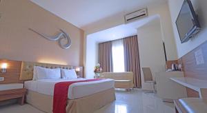 Llit o llits en una habitació de Lorin Sentul Hotel