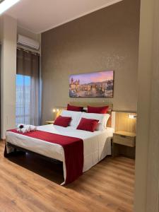 Un dormitorio con una cama grande con almohadas rojas. en Crispi 120 Rooms New Opening, en Palermo