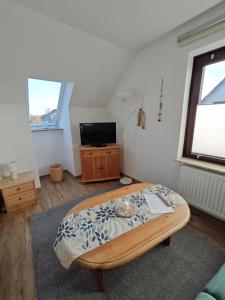 a room with a bed and a television in it at Watt'n Wunder in Cuxhaven