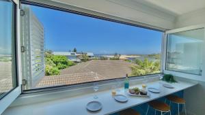 baño con ventana grande con vistas al océano en Boronia Beach House Three, en Sawtell