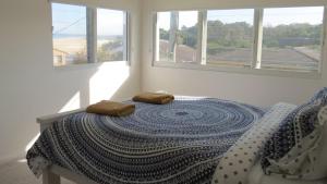 Un dormitorio con una cama con dos toallas encima. en Boronia Beach House Three, en Sawtell