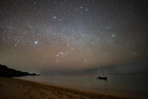 un bateau sur la plage sous un ciel étoilé dans l'établissement Seaside Village 13(シーサイドヴィレッジ・サーティーン), à Ishigaki