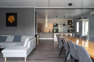 Nhà bếp/bếp nhỏ tại Luxury Villa Leijonanluola +58 ảnh