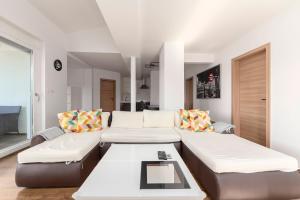 un salon avec un canapé et une table dans l'établissement Frida's Place Ljubljana, à Ljubljana