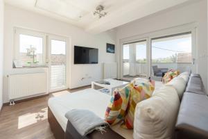 un salon avec un canapé et une télévision dans l'établissement Frida's Place Ljubljana, à Ljubljana