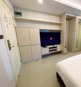 โทรทัศน์และ/หรือระบบความบันเทิงของ B-your home Hotel Don Mueang Airport Bangkok +37 ภาพ