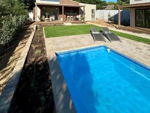 una piscina en el patio trasero de una casa en Nook Living, en Riebeek-Kasteel