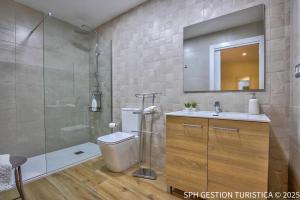 O baie la Apartamento Leo Home centro ciudad con garaje privado +29 fotografii