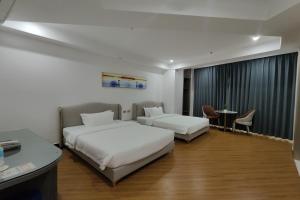 Postel nebo postele na pokoji v ubytování Mactan Grand Golden Hotel near Airport + 37 fotografií