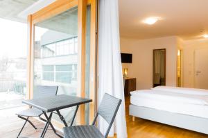 Postel nebo postele na pokoji v ubytování Hotel Kapeller Innsbruck