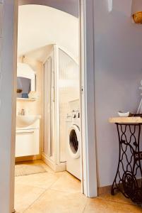 a kitchen with a washer and dryer in a room at Casa Cassiopea Céglie Messapica in Ceglie Messapica +16 photos