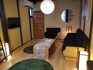 un soggiorno con due sedie e un tavolino da caffè di Kyonoyado Senkakubettei a Kyoto