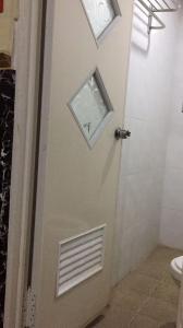 ein Bad mit einer Tür mit einem Bild darauf in der Unterkunft Surya Wijaya Homestay in Timuran