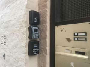 a parking meter on a wall next to a door at Flensburg City 6 1 OG in Flensburg