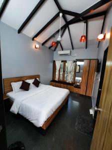 Un pat sau paturi într-o cameră la Raghunandan Resort Cottages